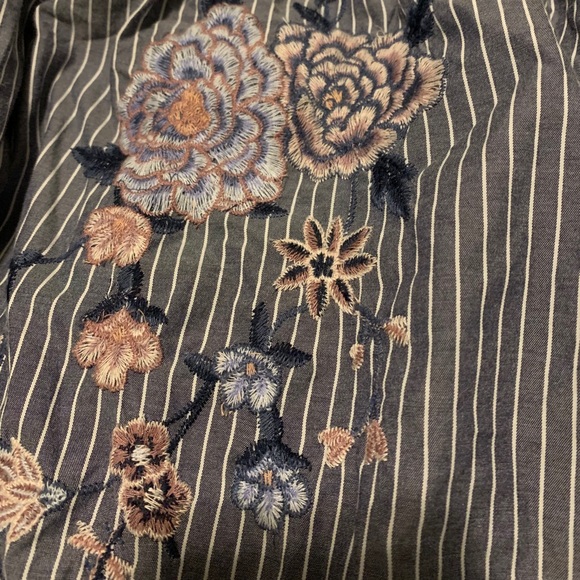 off the shoulder shirt with floral patch decal - Picture 2 of 2